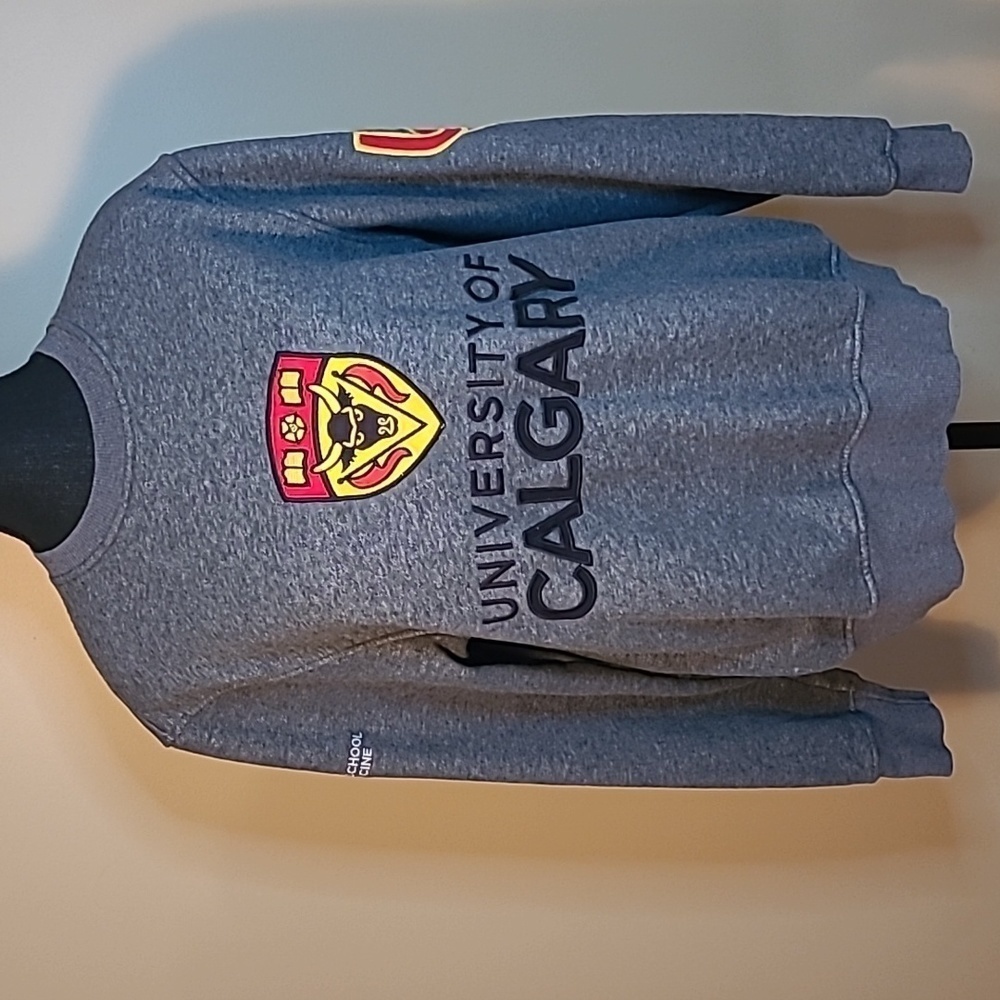 UNIVERSITY OF CALGARY Coat of Arms Motto Crew Sweatshirt, Medicine Faculty - Picture 2 of 14